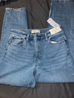 Abercrombie & Fitch Light Blue high rise Mom Jeans. Brand new w tags size 6 long